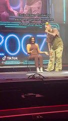 Chris Brown lanza celular de fanática