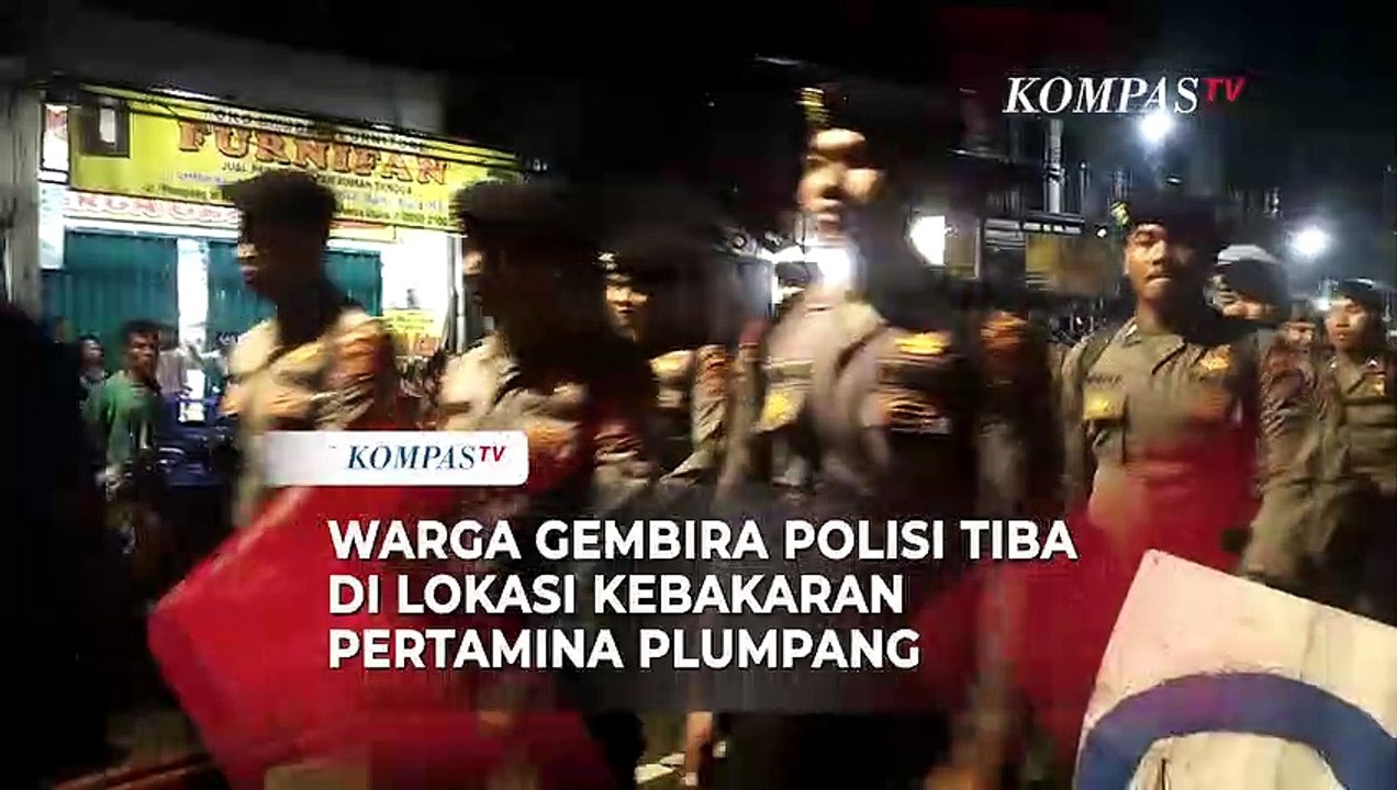 Momen Warga Gembira Sambut Polisi Tiba di Lokasi Kebakaran Pertamina Plumpang