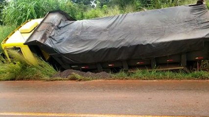 Carreta vai parar na valeta para evitar colisão frontal na Rio da Paz