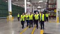 Los guías durante la visita institucional desarrollada, este viernes, al nuevo Centro Logístico del Sureste de Estrella de Levante.