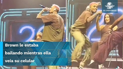 Como Bad Bunny, Chris Brown avienta el celular de una fan durante concierto