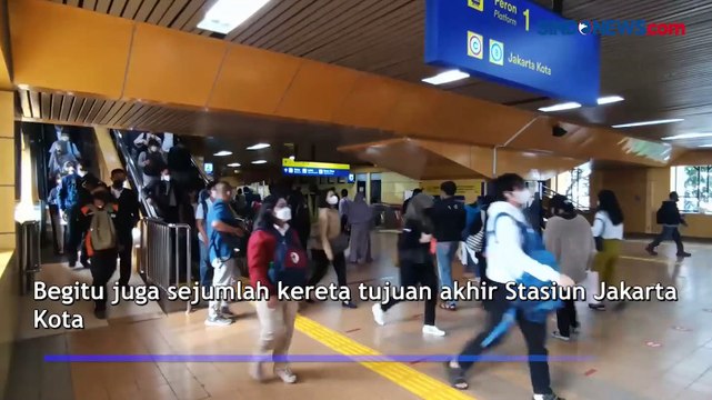 Hari Pertama Masuk Kerja, Stasiun KRL Disesaki Penumpang