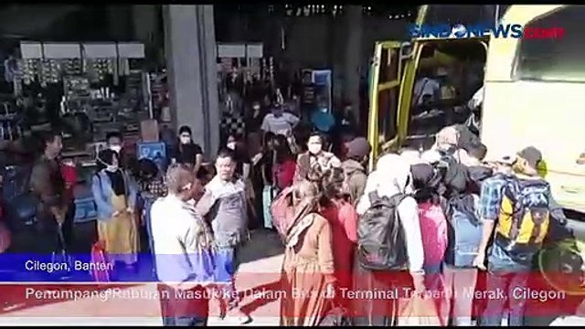 Penumpang Rebutan Masuk ke Dalam Bus di Terminal Terpadu Merak, Cilegon