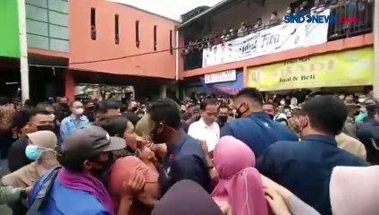 Presiden Jokowi Bagi-bagi BLT di Bogor, Warga Berdesakan di Jalan