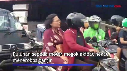 Nekat Terjang Banjir di Depok, Puluhan Motor Mogok