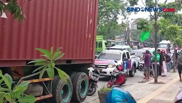Bersenggolan dengan Motor, Warga Koja Tewas Terlindas Truk Trailer