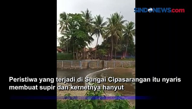 Sopir dan Kernet Nyaris Hanyut, Pikap Pengangkut Pasir Terseret Arus Sungai di Garut