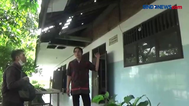 Miris! Siswa SD di Jombang Belajar di Kelas yang Atapnya Nyaris Ambruk