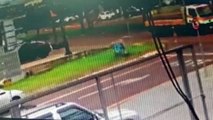 Câmera de segurança registra acidente em que motociclista ficou em estado grave na Avenida Rocha Pombo