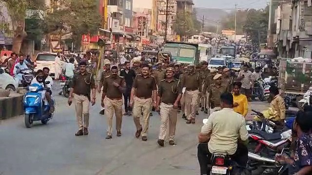 शाहरुख खान मुम्बई से गिरफ्तार, सलमान की तलाश जारी, देखें वीडियो