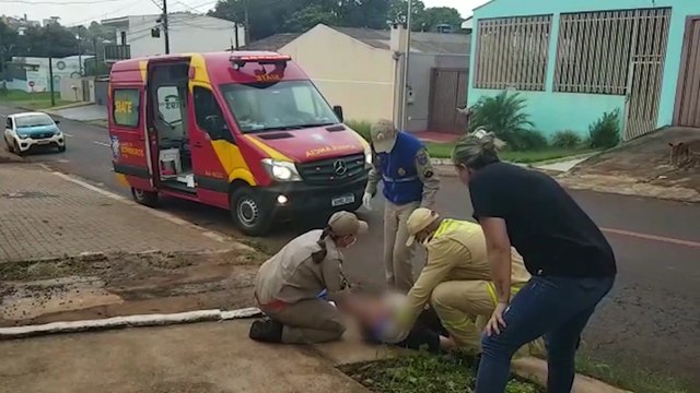 Homem fica ferido após cair na calçada no Bairro Cascavel Velho