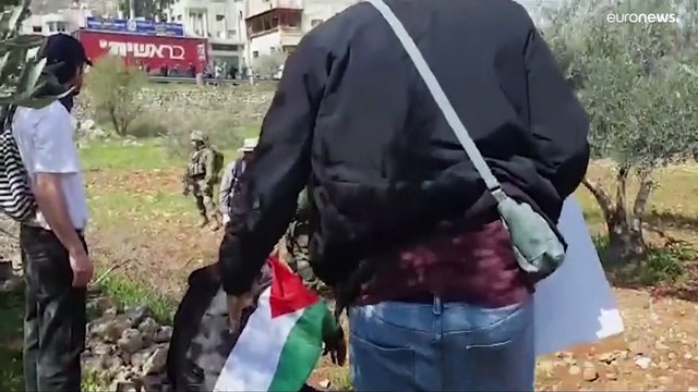 أعلام ولافتات يقابلها غاز مسيل للدموع.. شاهد كيف واجه الجيش الإسرائيلي مسيرة تضامنية مع بلدة حوارة