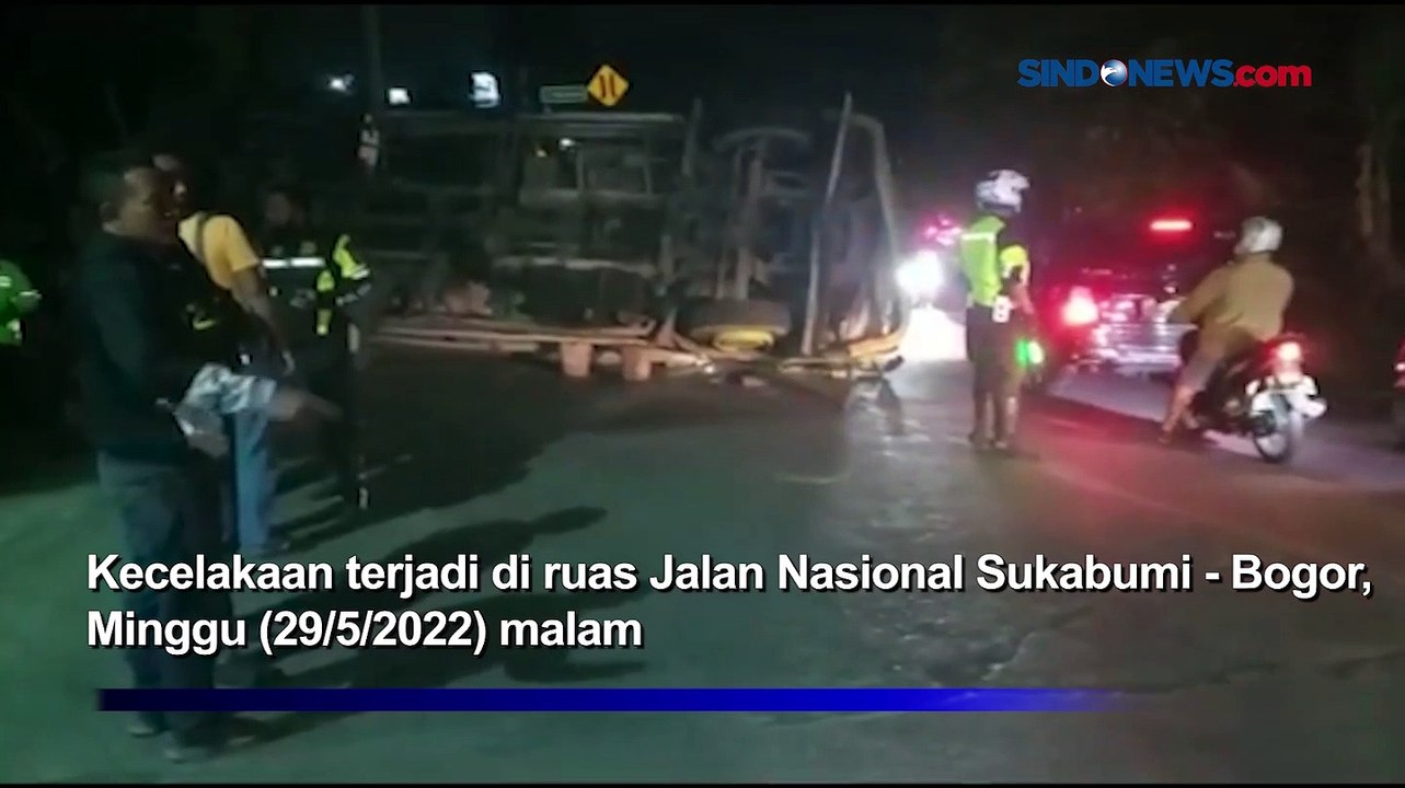 Truk Tangki Terguling Timpa 2 Minibus di Jalan Nasional Sukabumi - Bogor
