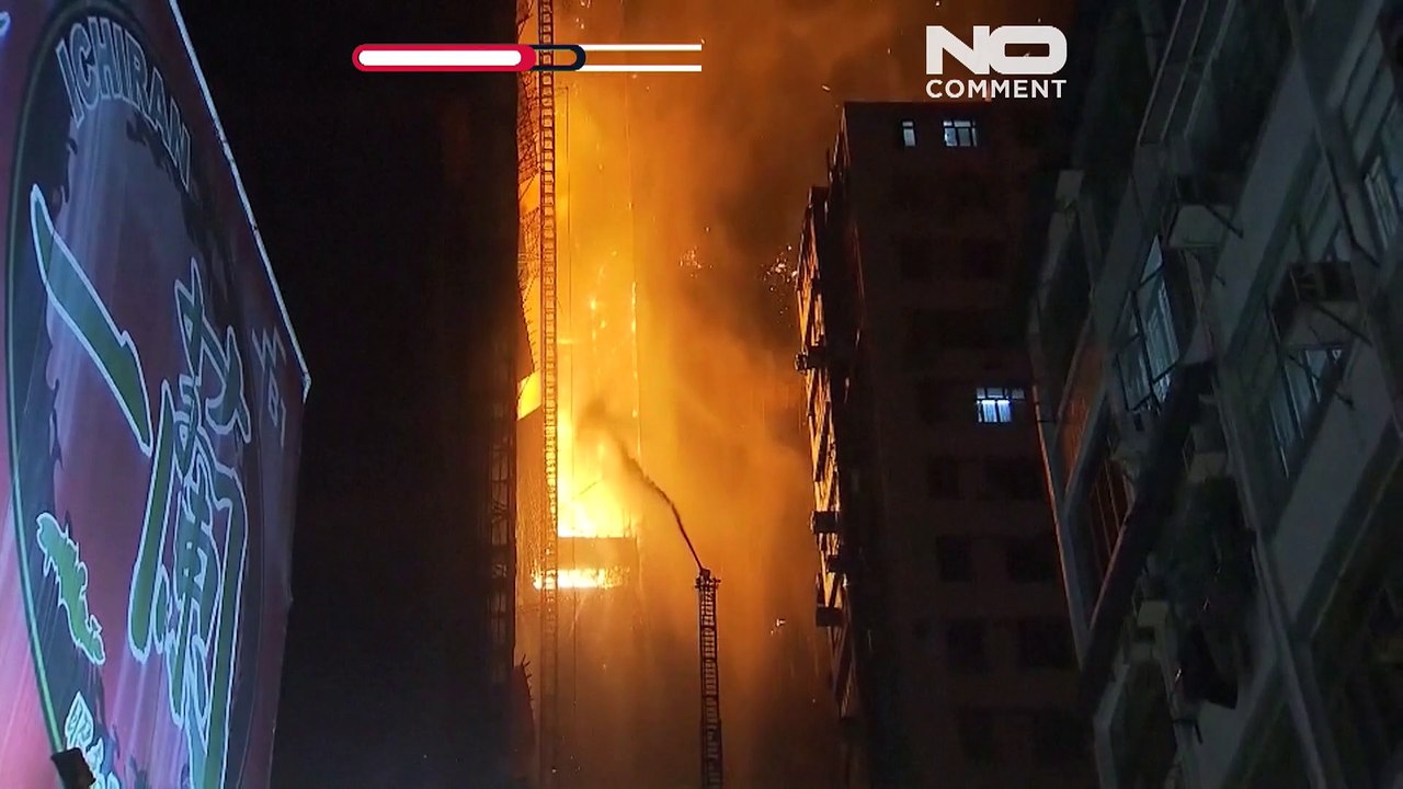 شاهد: حريق هائل يندلع في بناية شاهقة في هونغ كونغ