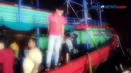 Kapal Penangkap Cumi Terbakar di Muara Baru, Jakarta Utara