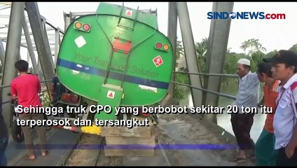 Truk Pengangkut CPO Terperosok di Jembatan Handel, Aceh Singkil