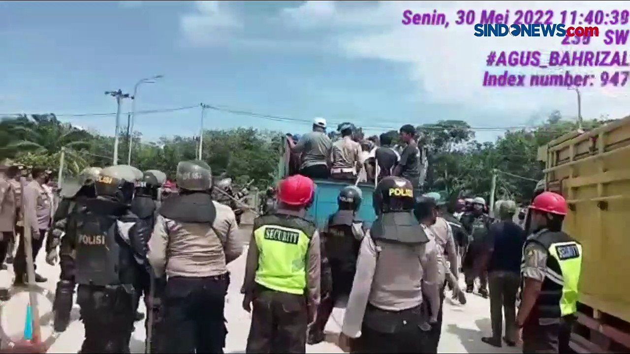 Viral, Polisi Banting Pendemo dari Atas Truk di Riau