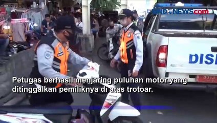 Download Video: Razia Parkir Liar Sejumlah Ojol Panik Berlarian, Puluhan Motor Berhasil Diamankan