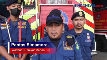 Video herunterladen: Jebol Dinding Rumah Warga, Petugas Damkar Berhasil Evakuasi Ular Sanca di Medan