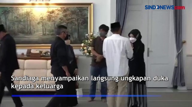 Takziah ke Rumah Ridwan Kamil di Bandung, Sandiaga Kunjungi Dinding Gedung Rapat Biru