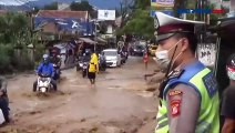 Sejumlah Sepeda Motor Terseret Banjiir di Cimahi