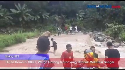 Download Video: Hujan Deras di SIkka, Warga Gotong Motor yang Hendak Melintasi Sungai