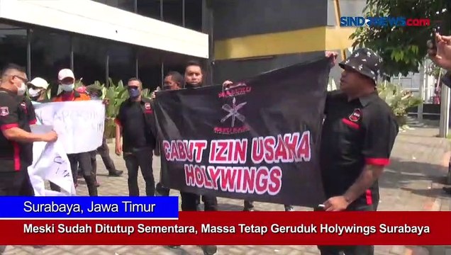 Meski Sudah Ditutup Sementara, Massa Tetap Geruduk Holywings Surabaya