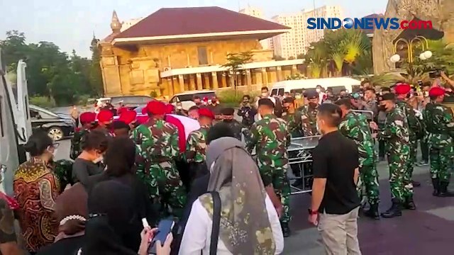 Jenazah Tjahjo Kumolo Disambut dengan Upacara Penghormatan Militer di TMP Kalibata