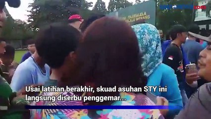 Usai Jalani Latihan, Timnas Indonesia U-19 Diserbu Penggemar yang Ngebet Foto Bareng