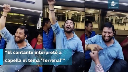 Julión Álvarez le canta a pasajeros a bordo de un camión