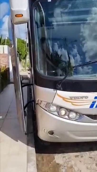 Ônibus da cantora Márcia Freire é atingido por tiros em tentativa de assalto na Bahia