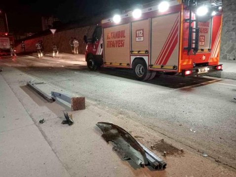 Başakşehir'de kontrolden çıkan otomobil demir parmaklıklara saplandı: 1'i ağır 3 yaralı