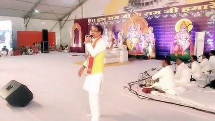 आज सांवेर पहुँचे मुख्यमंत्री श्री शिवराज सिंह चौहान ने यहाँ के भक्तिमय वातावरण में सुंदर भजन गाकर उपस्थित श्रद्धालुओं को भाव विभोर कर दिया