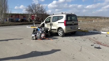 Hafif ticari araçla çarpışan motosikletin sürücüsü hayatını kaybetti