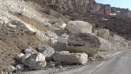 Depremin ardından dağlardan kopan dev kaya parçaları yollara savruldu