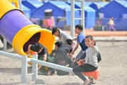 Depremzede çocuklar, çadır kentlerdeki oyun parklarında moral buluyor
