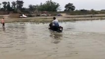 सिवान: गांव तक पहुंचने में करनी पड़ती है पानी से भरी नदी में बाइक की सवारी, देखें खतरनाक