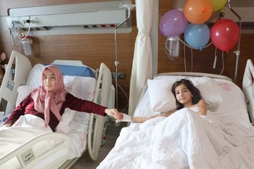 Enkazda 2 çekyat arasında yaşam mücadelesi veren Zümra ve annesine pasta sürprizi