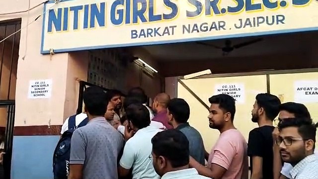 परीक्षा केन्द्र पर हंगामा..नकल कराने आरोप, देरी से एंट्री देने पर भी भड़के अभ्यर्थी