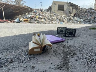 90 BİNE YAKIN KİTABIN OLDUĞU SAHAF DÜKKANI DEPREMDE YERLE BİR OLDU