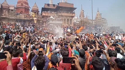 Kashi Masan Holi : एक तरफ धधकती चिता तो दूसरी तरफ भस्म की होली