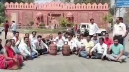 छिंदवाड़ा: महंगाई के विरोध में कांग्रेस उतरी, सिलेंडर रोड पर रखकर किया प्रदर्शन