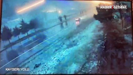 Otomobilin seyir halinde depreme yakalanma anı güvenlik kamerasında