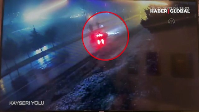 Otomobilin seyir halinde depreme yakalanma anı güvenlik kamerasında