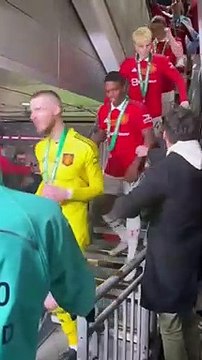 Casemiro saluda a hincha con discapacidad en celebraciones del campeonato de Manchester United