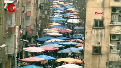 Depremden etkilenen Diyarbakır'da ağır hasarlı bina önünde semt pazarı kuruluyor