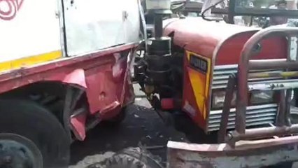 बुलंदशहर: तेज़ रफ़्तार बस ने ट्रैक्टर के उड़ाए परखच्चे, तीन घायल एक गंभीर