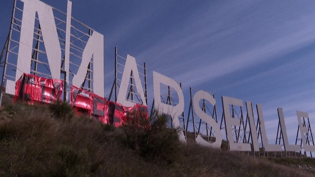 Marseille : une banderole « En grève » recouvre les célèbres lettres de la ville