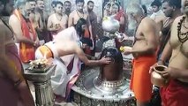 Virat, Anushka offer prayers at Mahakaleshwar Temple in Ujjain