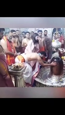 बाबा महाकाल की चौखट पर अनुष्का शर्मा, विराट कोहली हुए नतमस्तक, देखें वायरल वीडियो